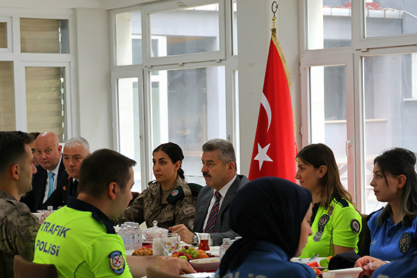 Valimiz Sayın Dr. Turan Ergün Personelimizle Bayramlaştı